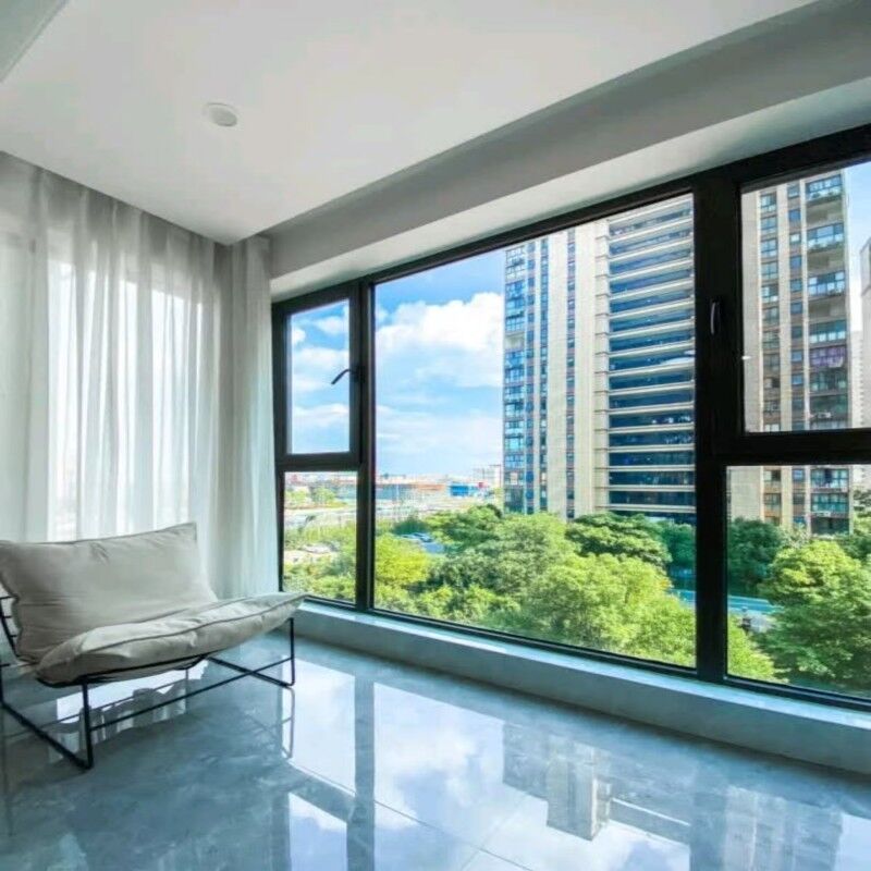 Παράθυρο με ανοιγόμενο φύλλο αλουμινίου πιστοποιημένο κατά California Title 24 με σύστημα κλειδώματος πολλαπλών σημείων και ενισχυμένους μεντεσέδες για σύγχρονα σπίτια